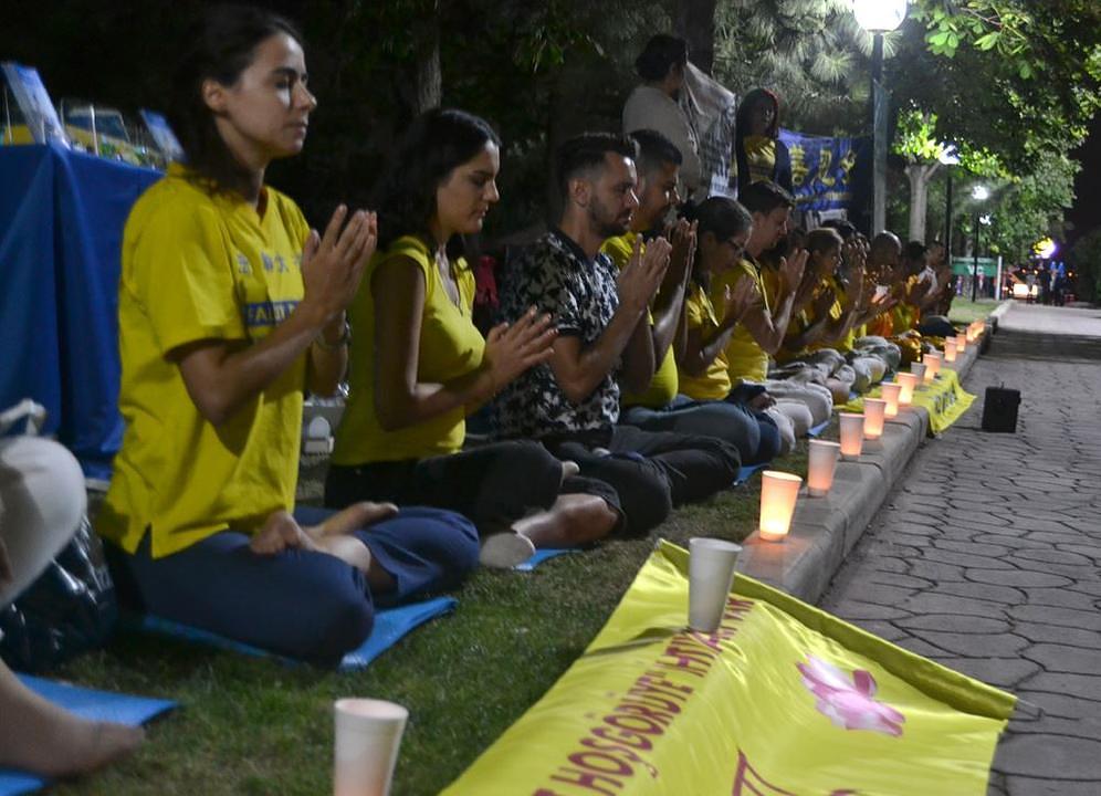 Bdijenje uz svijeće u znak komemoracije praktikantima koji su umrli od posljedica mučenja tokom progona u Kini