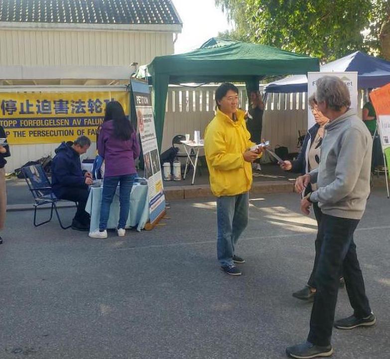 Praktikanti Falun Gonga učesnicima jedanaestog Ringerike dana objašnjavaju šta je Falun Gong i zašto je progonjen.
