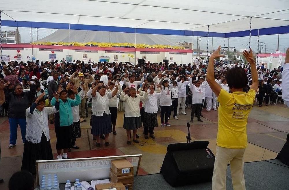 Učesnici uče Falun Gong vježbe 