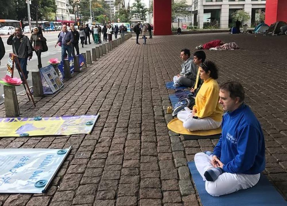 Prakticiranje Falun Gonga ispred Muzeja umjetnosti u São Paolu