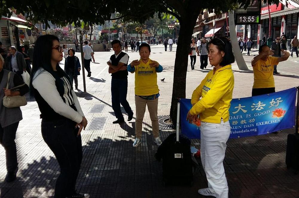 Učenje Falun Gonga u Liberdadeu, lokalnoj azijskoj četvrti 