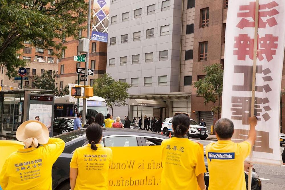 Kineski je ministar vanjskih poslova Wang Yi izašao iz zgrade misije, a praktikanti su počeli uzvikivati: "Falun Dafa je divan", "Prekinite progon Falun Gonga" i "Privedite Jiang Zemina pred lice pravde".