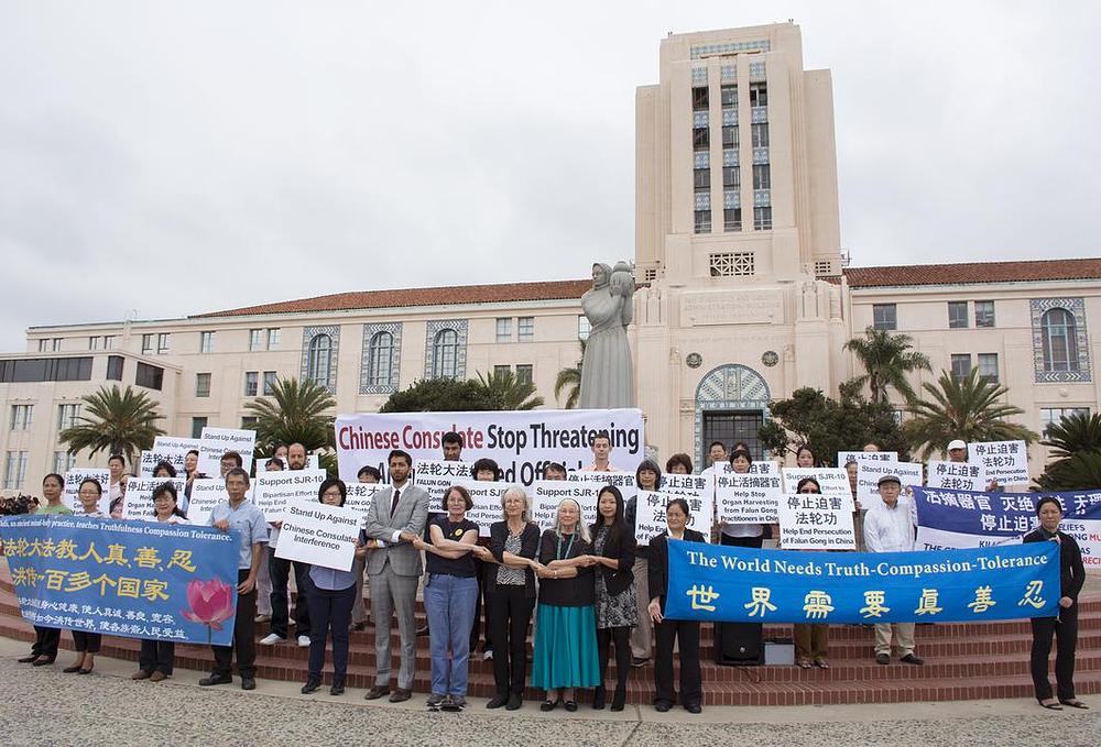 Skup praktikanata i pristalica Falun Gonga u San Diegu 13. septembra 2017.