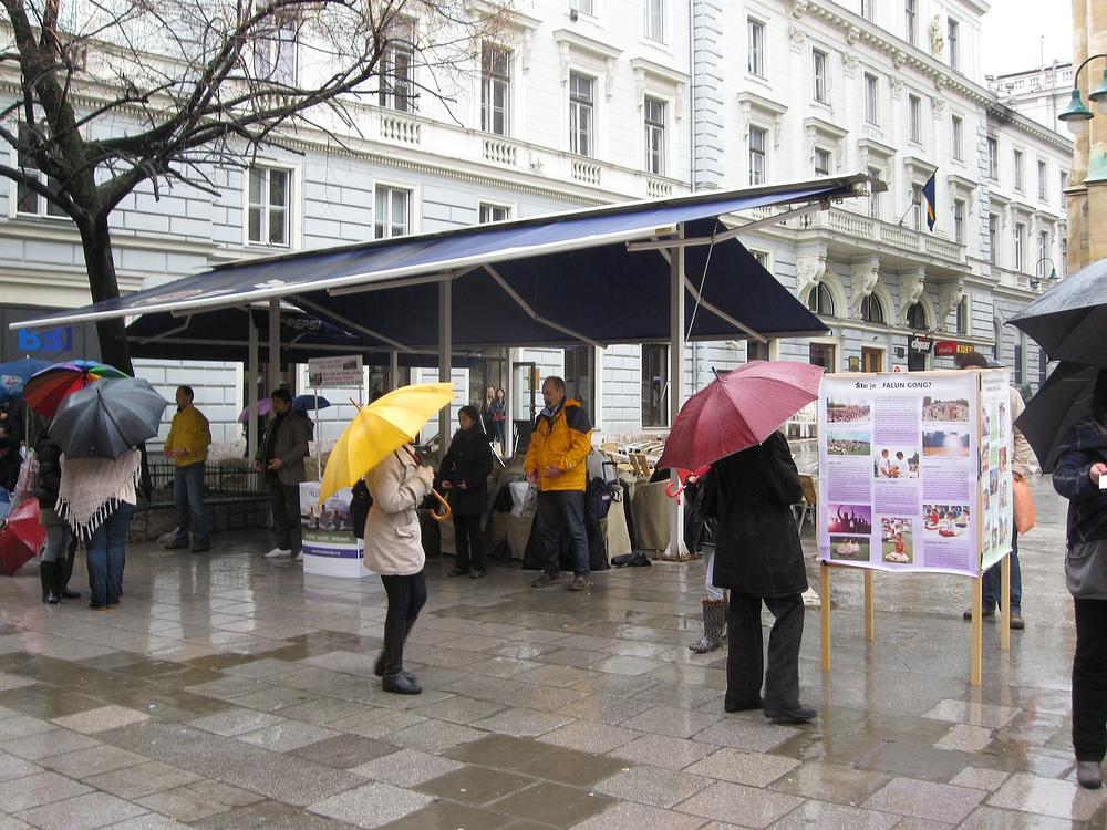 Falun Dafa praktikanti su izvođenjem vježbe u centru Sarajeva i privukli pažnju brojnih prolaznika, od kojih mnogi prije nisu čuli za Falun Dafa.