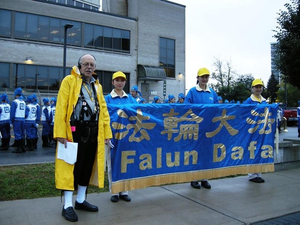 Organizator manifestacije Vic Bovingdon pozira za fotografiju sa praktikantima Falun Gonga.
