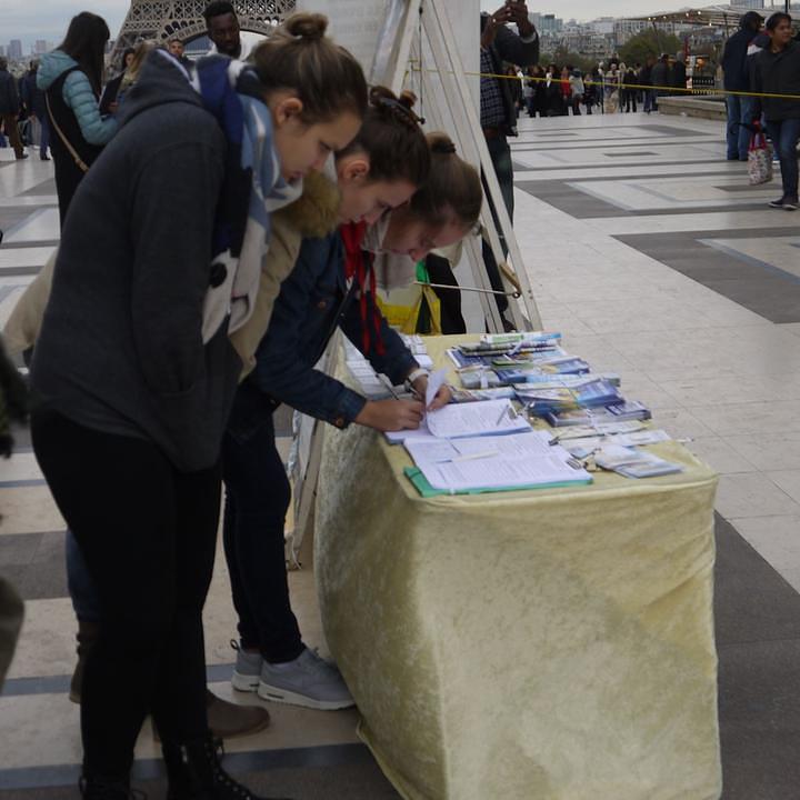 Ljudi potpisuju peticiju podržavajući miroljubivi otpor Falun Gonga  
