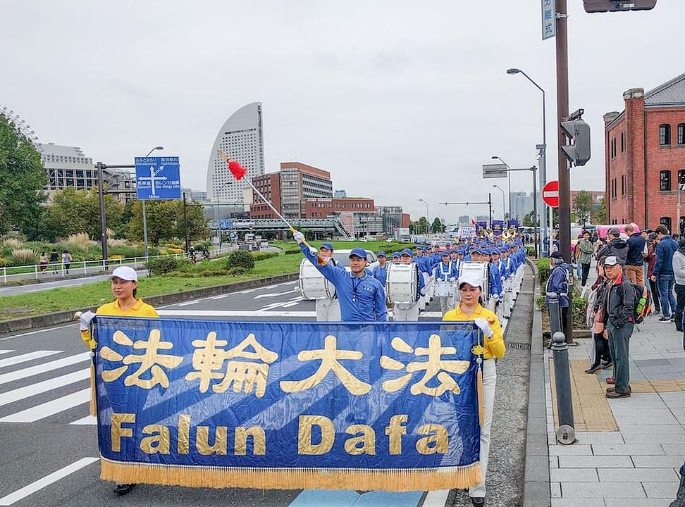 Paradu u Yokohami je predvodio Tian Guo Marching Band sastavljen od japanskih praktikanata 