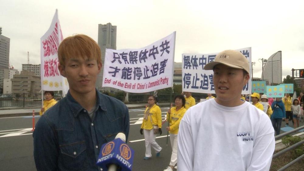 Dva mladića osudila progon Falun Dafa 