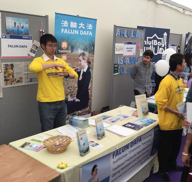 Praktikanti su predstavljali Falun Dafa za vrijeme manifestacije za studentsku orijentaciju na Univerzitetu Kingston.