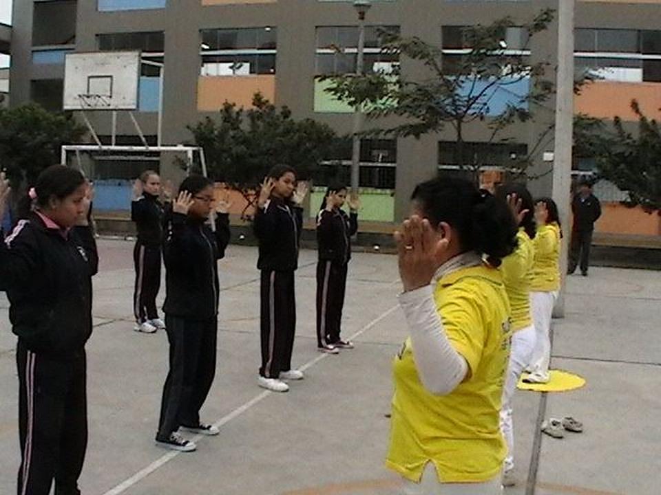 Oko 180 studenata sa IE Teresa Gonzalez de Fanning u Limi u Peruu se upoznalo sa Falun Dafa u periodu od 4. do 22. septembra 2017. godine. 