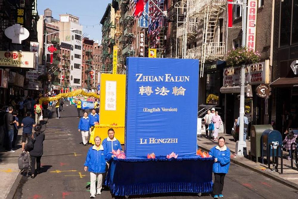 Maketa velikih dimenzija knjige *Zhuan Falun* na kineskom i engleskom jeziku.