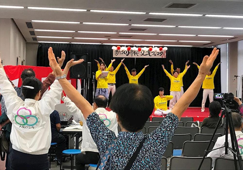 Učenje Falun Gonga kroz demonstraciju na pozornici 
