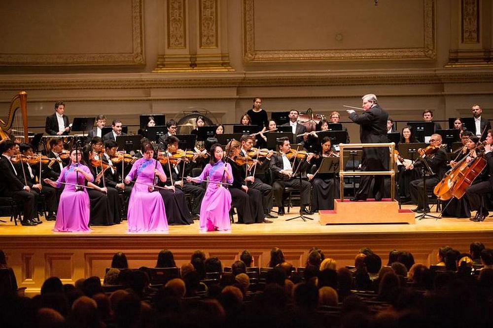 Nastup solistica na erhuu, Qi Xiaochun, Sun Lu i Wang Zhen u dvorani Carnegie Hall 