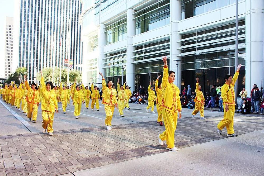 Falun Gong na H-E-B paradi povodom Dana zahvalnosti i demonstracija vježbi.
 