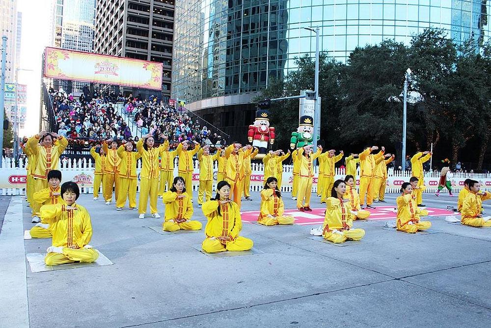 Falun Gong vježbe na pozornici 