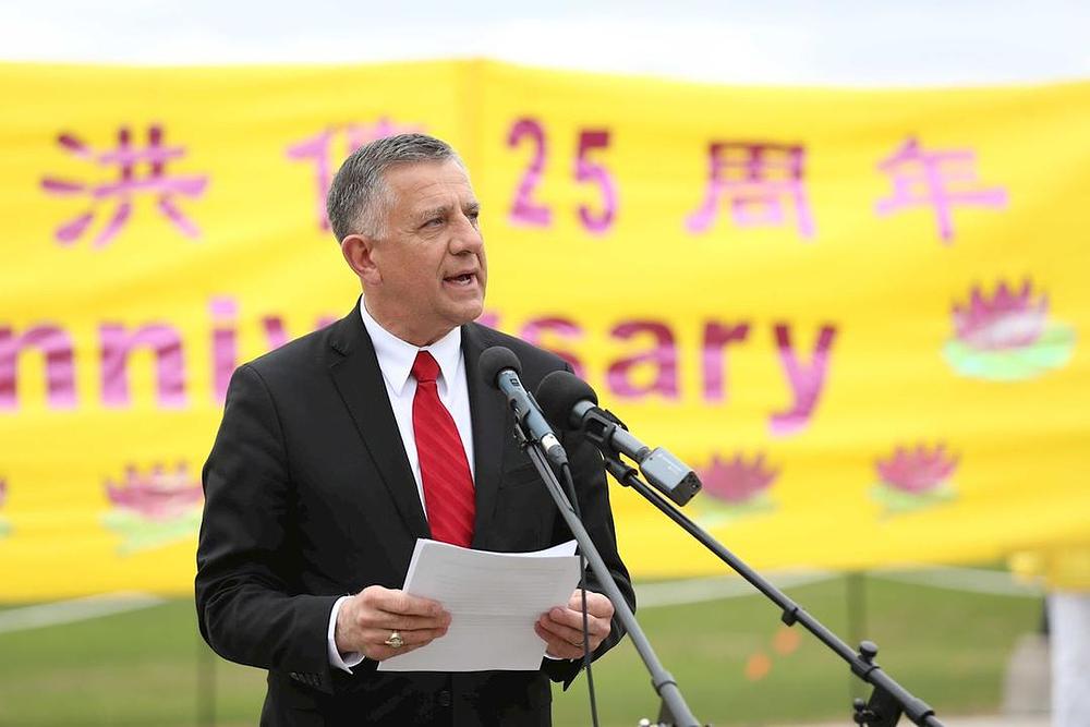 MP Ted Falk govori na skupu proslave Falun Dafa dana maja mjeseca 2017. godine u Kanadi.