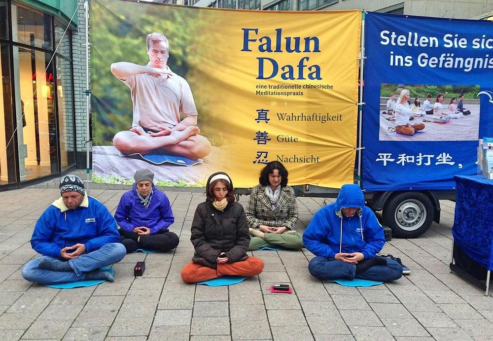 Demonstracija izvođenja Falun Gong vježbi na "informativnom danu" održanom u Hamburgu 4. novembra 2017. godine.