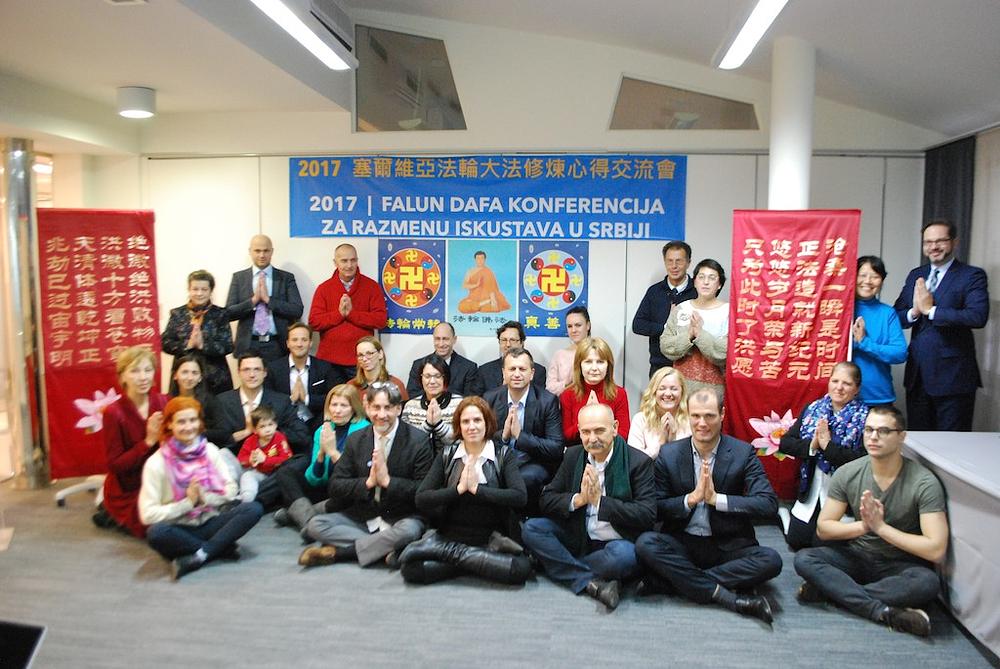 Učesnici poziraju za grupnu fotografiju da pošalju pozdrav Učitelju Li Hondžiju.
