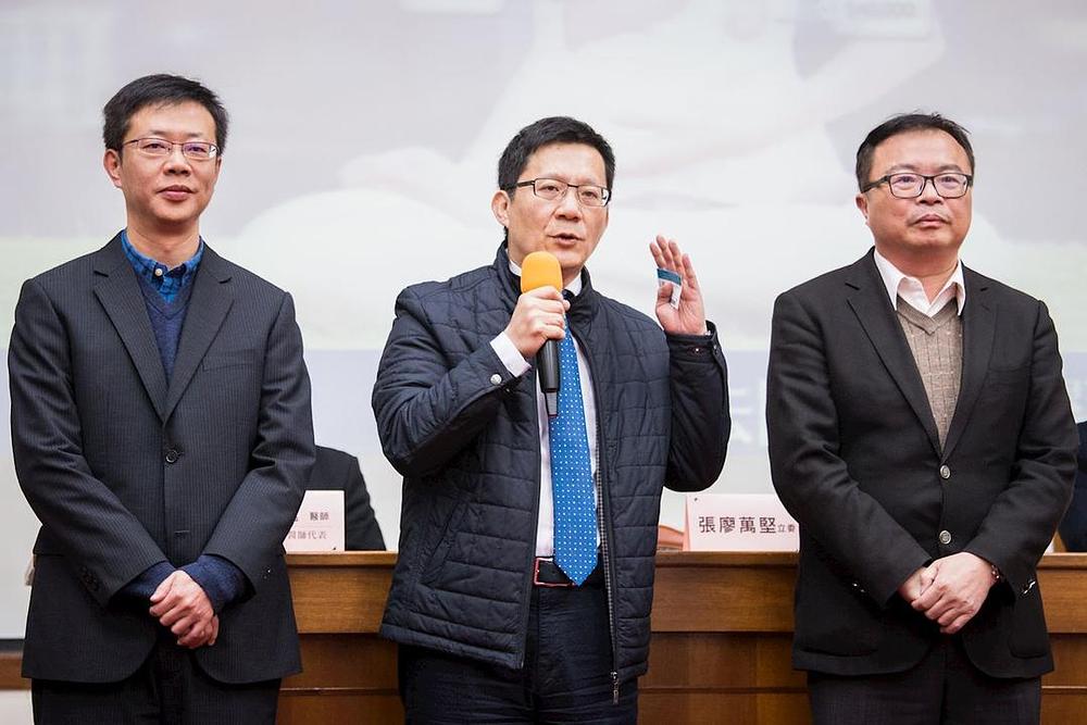 Članovi zakonodavnog vijeća Zhang Honglu (lijevo), Zhangliao Wanjian (u sredini) i Hong Zongyi (desno) na forumu.