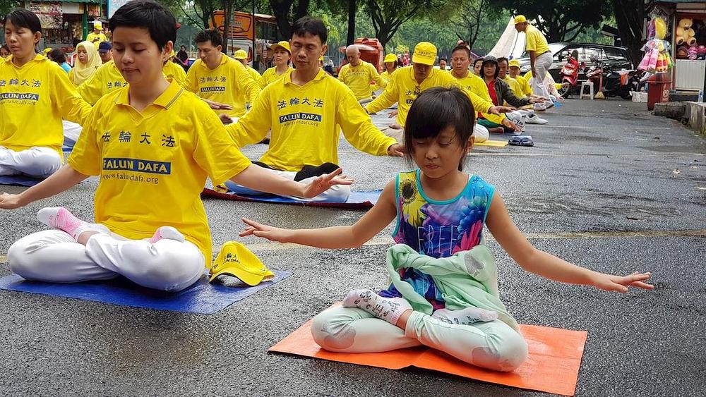 Praktikanti zajedno izvode Falun Dafa vježbe u Indonezijskom parku minijatura 18. februara 2018. 