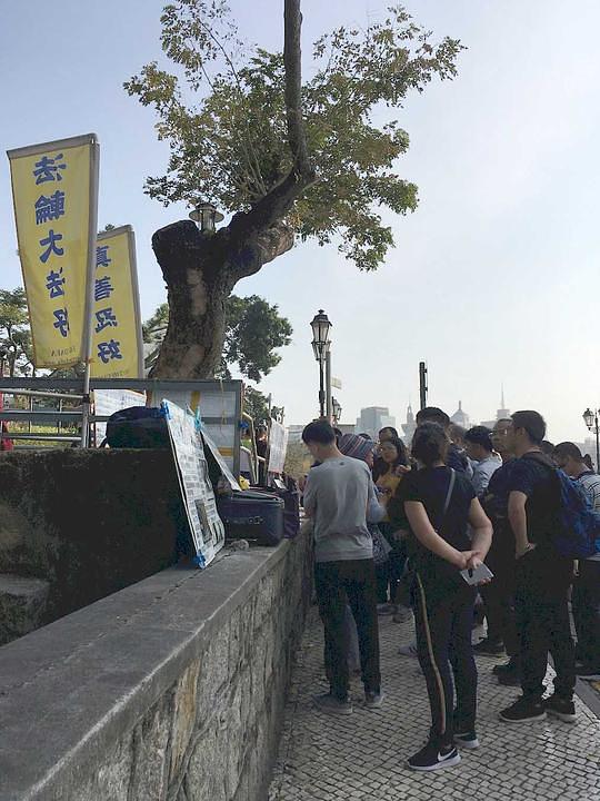 Turisti čitaju plakate na turističkim lokacijama u Makaou za vrijeme proslave Kineske Nove godine.