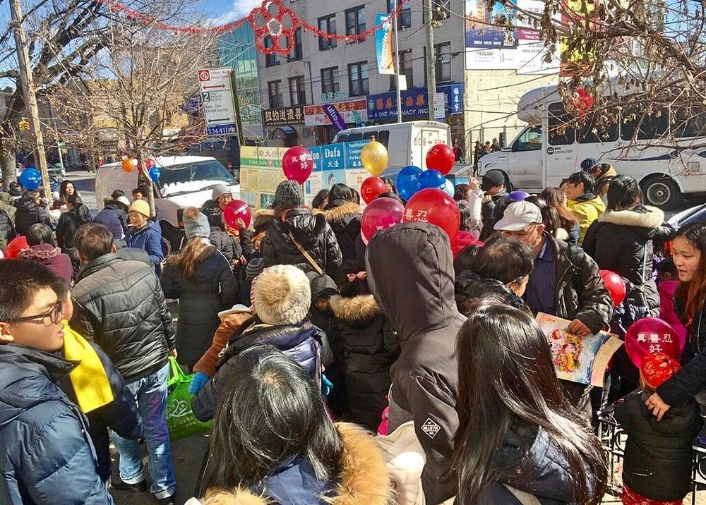 Posjetioci se okupljaju na Falun Gong štandu na proslavi Kineske Nove godine u Bruklinu.