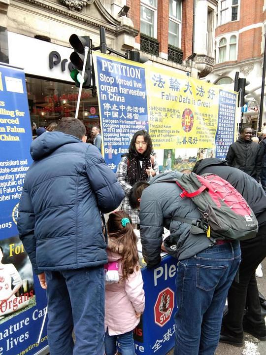 Mnogi su se ljudi zaustavljali kako bi potpisivali peticiju, dajući tako podršku miroljubivom otporu Falun Gonga progonu.