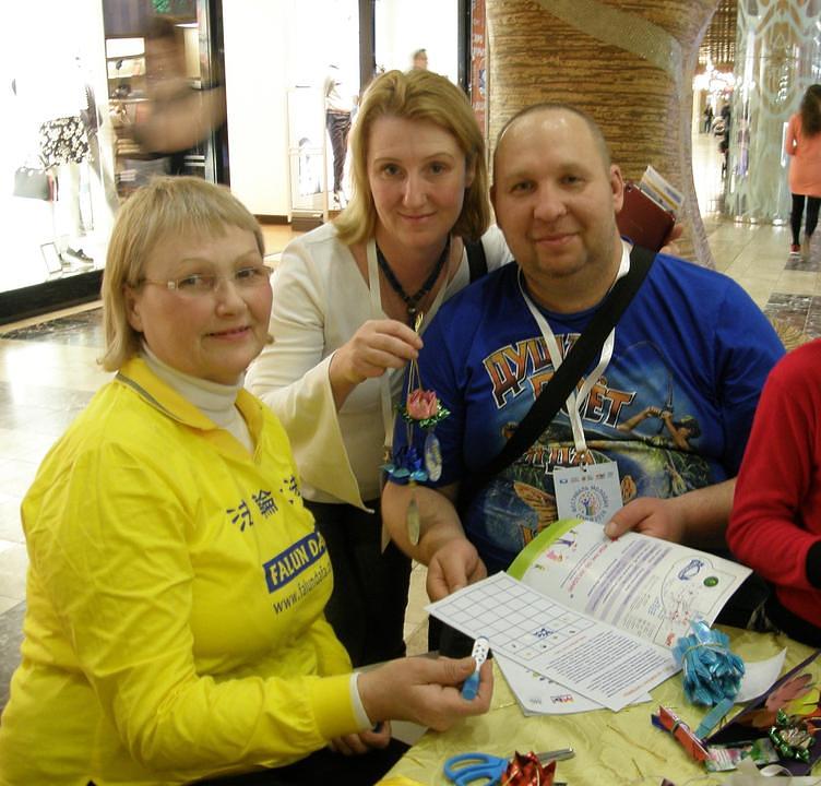 Posjetioci od praktikanata uče o Falun Dafa 
