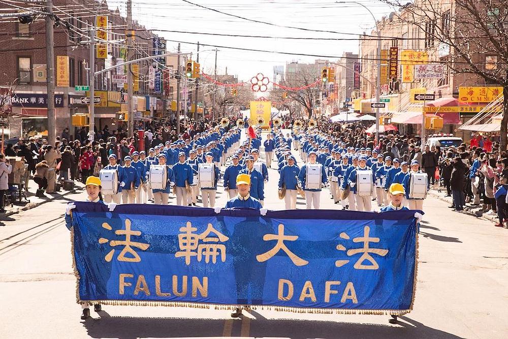 Tian Guo Marching Band predvodi Falun Gong paradu 11. marta u Brooklynu, New York. 