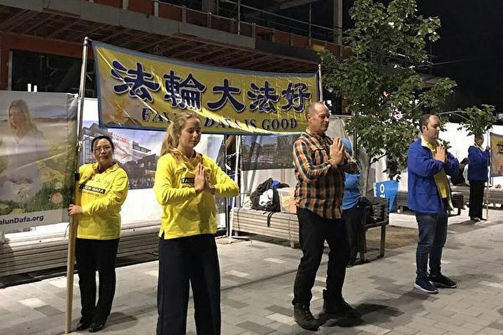 Prakticiranja Falun Dafa vježbi u gradu Christchurch za vrijeme proslave Festivala Lampiona. 