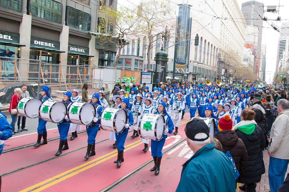 Tian Guo Marching Band, sastavljen od praktikanata Falun Gonga, na paradi u San Franciscu 