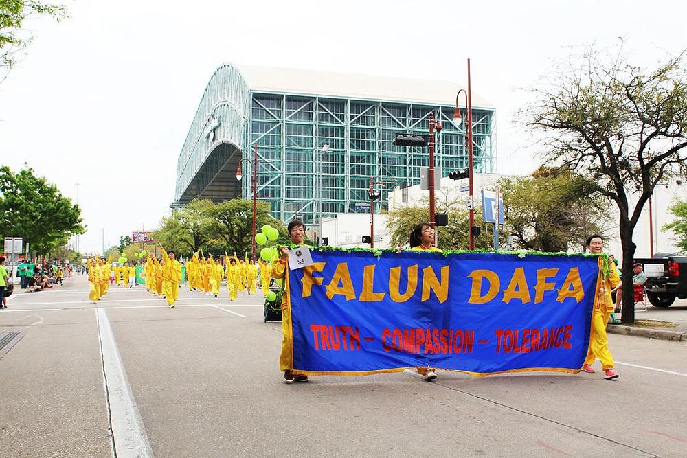 Praktikanti Falun Gonga na paradi u Houstonu