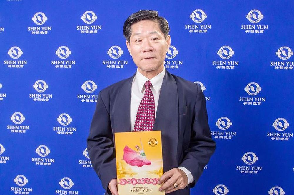Huang Chin-shan, predavač na Nanhua Univerzitetu  i bivši direktor izložbene dvorane br. 3. Svjetskog trgovačkog centra u Taipeiju 