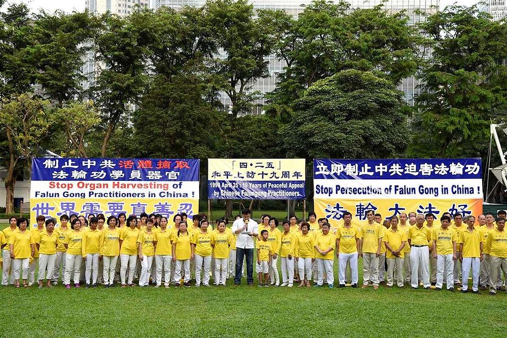 Falun Gong praktikanti u Singapuru održavaju manifestaciju u Hong Lim Parku u znak obilježavanja 19. godišnjice mirnog protesta 25. aprila u Pekingu. 