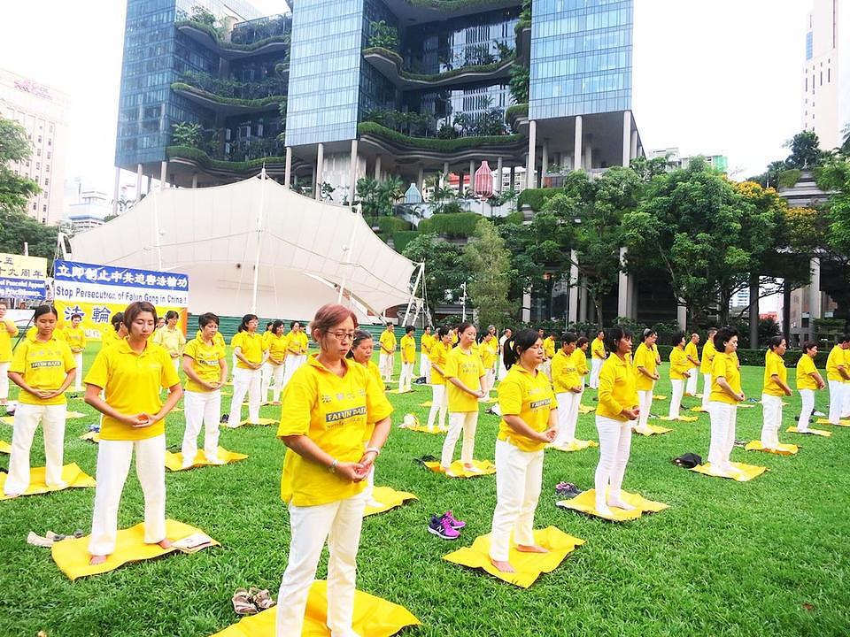 Izvođenje Falun Gong vježbi 