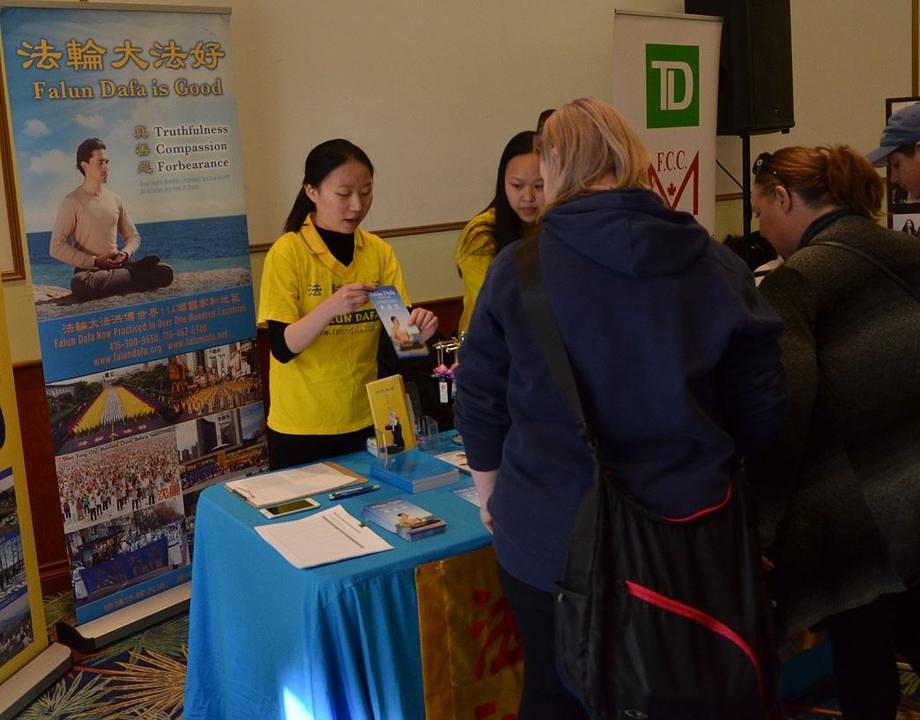 Falun Gong praktikanti upoznaju posjetioce sa praksom na 16. Međunarodnom danu za eliminaciju rasne diskriminacije koji je održala regionalna policija iz Yorka u 