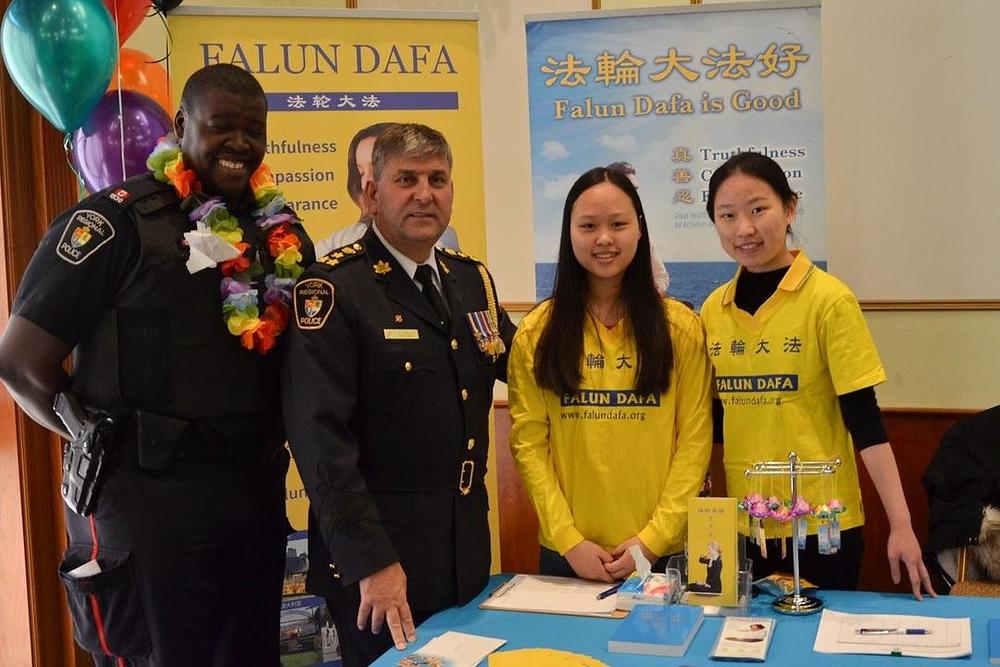 Šef regionalne policije u Yorku, Eric Jolliffe (na slici drugi sa lijeve strane) s praktikantima Falun Gonga. 