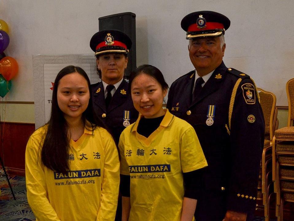 Policajac Ahrenas (na slici drugi sa lijeve strane) je bio veoma impresioniran praktikantima Falun Gonga. 