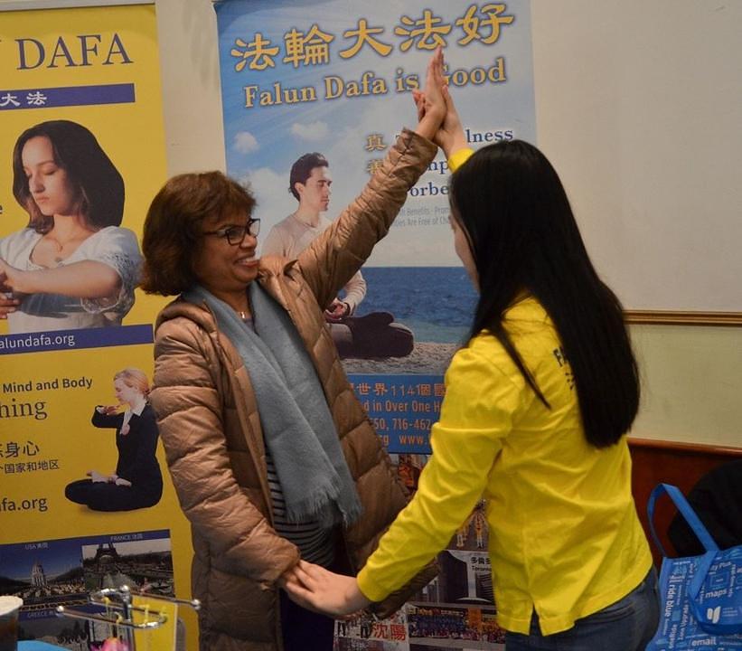 Jeannette (lijevo) uči treću Falun Gong vježbu. 