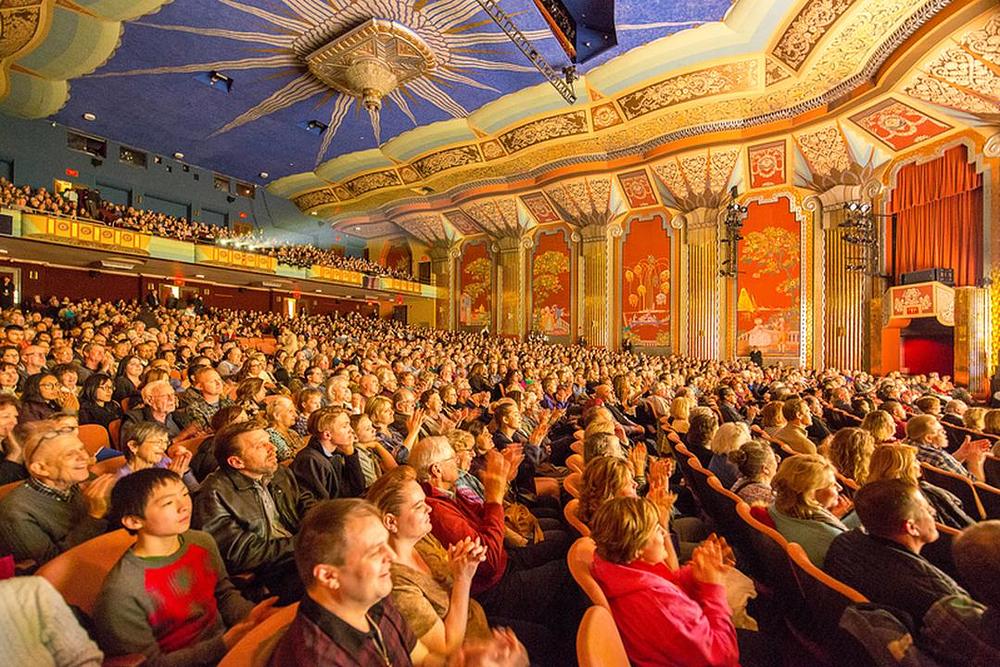  Nastup Shen Yun Touring Company u sali Paramount Theatru u Aurori, Illinois 6. aprila 2018. Shen Yun su izveli sedam rasprodatih predstava u periodu od 5. do 8. aprila. 