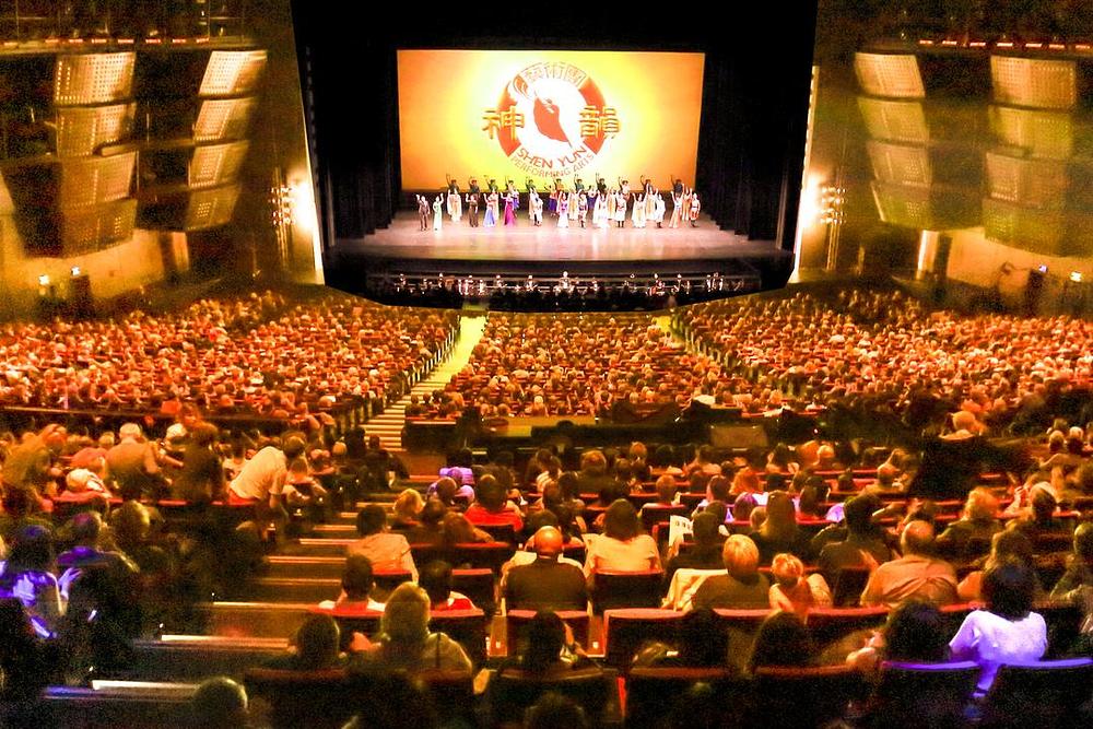 Shen Yun iz New Yorka u dvorani Palais des Congrès de Paris, Francuska 7. aprila. Kompanija je tokom aprilske turneje od 6. do 7. aprila izvela tri rasprodate predstave.  