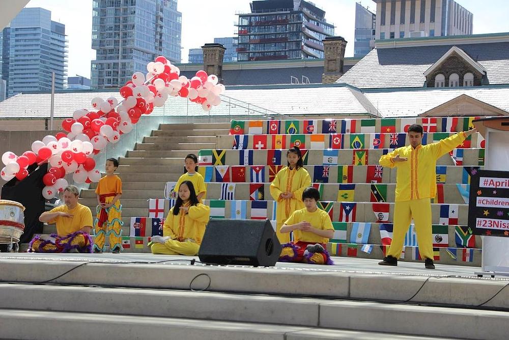 Demonstriranje Falun Gong vježbi na danu Turske samostalnosti i danu djeteta 