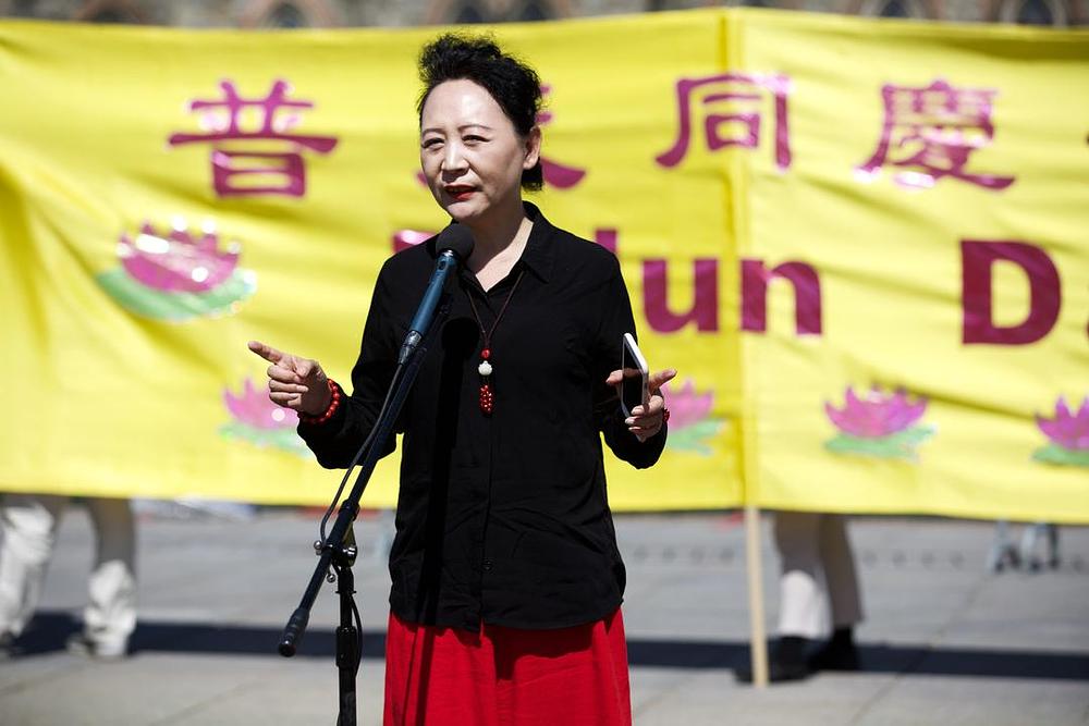 Sheng Xue, aktivistkinja kineskog pokreta za demokratiju je pohvalila mirni otpor praktikanata. Rekla je da je otpor privukao pažnju cijelog svijeta te da je sve više i više ljudi prepoznalo zlu prirode komunističke partije i vidjelo ljepotu Faluna Dafa. 

 