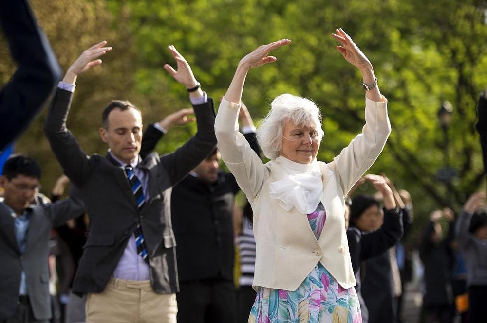 Praktikanti Falun Gonga iz cijeloga svijeta izvode jutarnje vježbe na Union trgu na donjem Manhatanu, za vrijeme proslave Dana Falun Dafa, 15. maja 2014. godine.