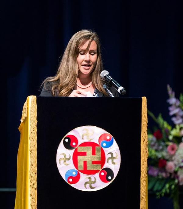 Falun Dafa praktikanti čitaju svoje članke sa iskustvima na pozornici na Falun Dafa konferenciji za razmjenu iskustava Zapadnih SAD za 2015. godinu