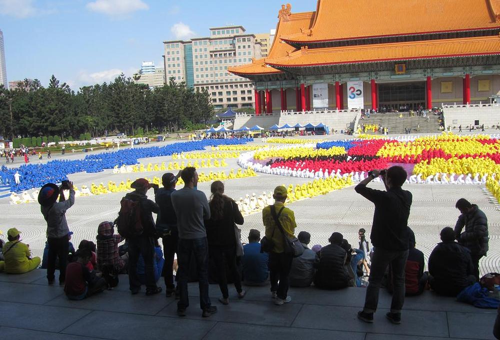 Ljudi snimaju događaj