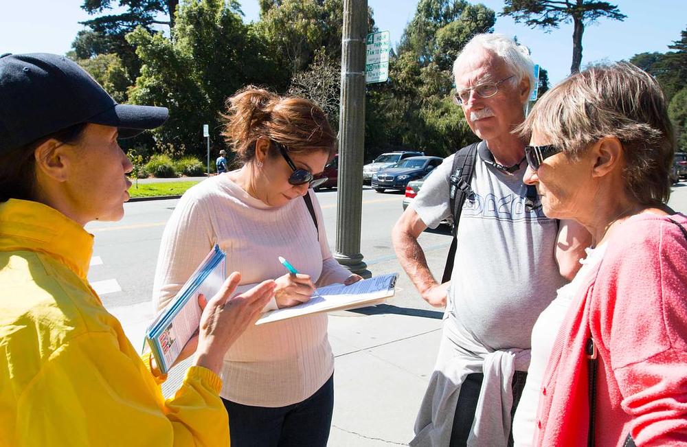 Pete (drugi sa desna) i njegovi prijatelji iz Evrope snažno osuđuju žetvu organa. 