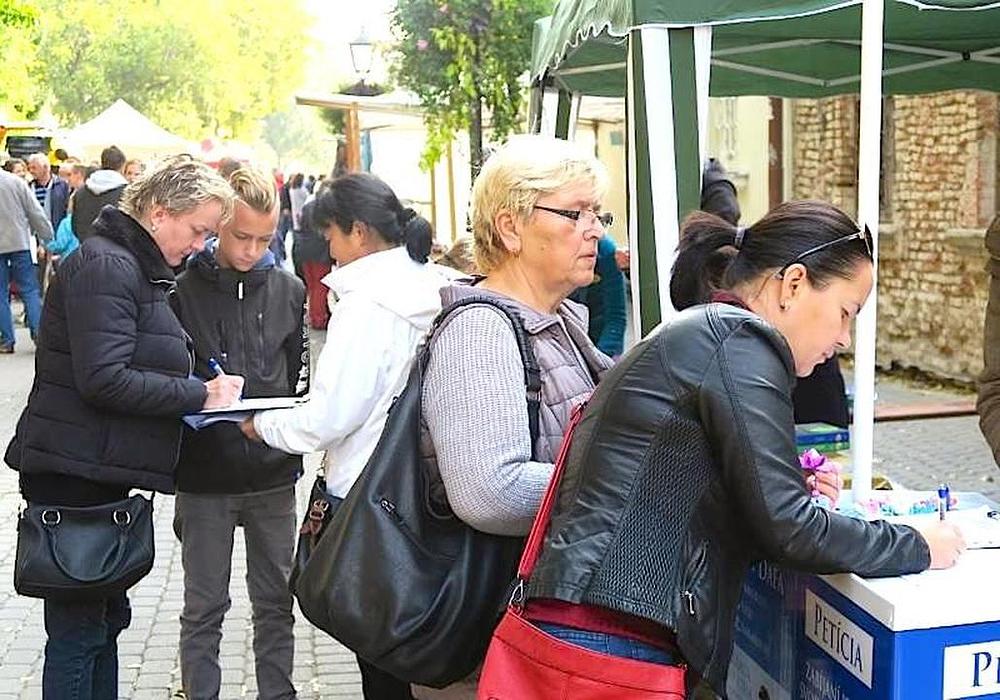 Prolaznici potpisuju peticiju i tako osuđuju prisilnu žetvu organa u Kini
