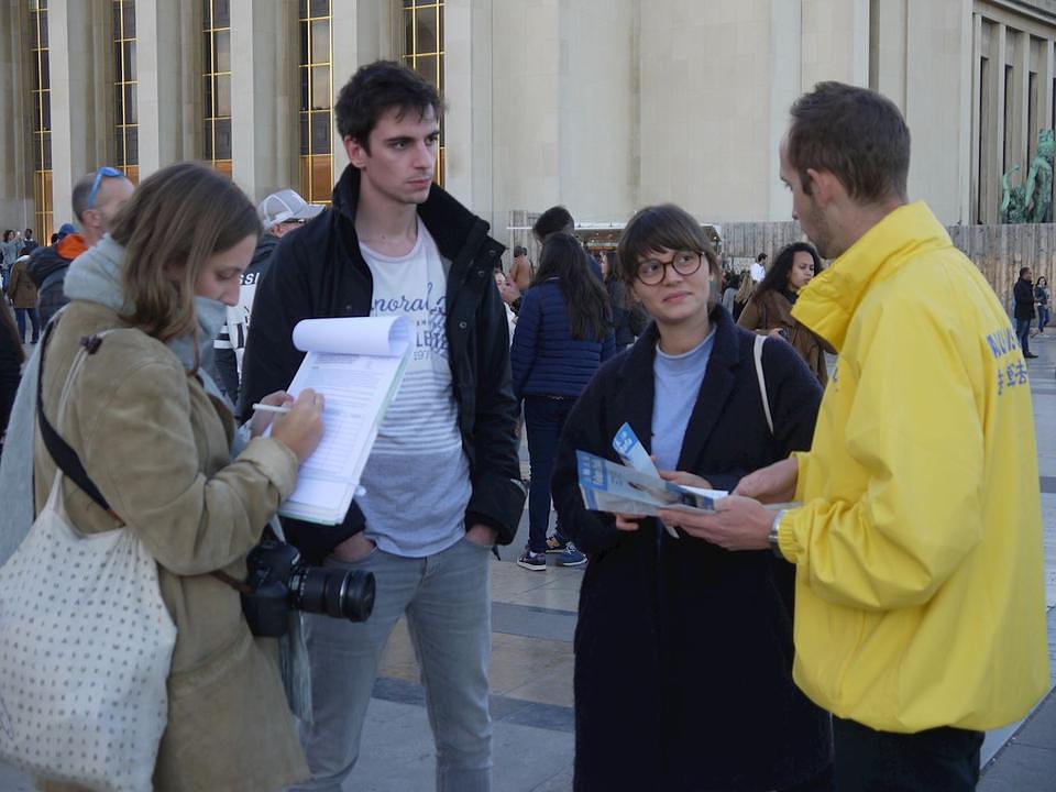 Nakon što je sa prijateljima potpisala peticiju, studentica Gandice (druga sa lijeve strane) je kazala: „Srela sam veliki broj Kineza, ali nikada nisam čula za prisilnu žetvu organa, To je tako strašno. To ne bi smjelo postojati.“