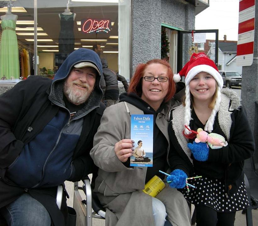 Gđa Kim Dwyer (u sredini), njen suprug i kćerka su bili zadivljeni nastupom orkestra.